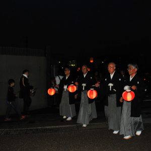 保存会会長、名誉会長とともに、市長、伊藤議員が先頭を務めます。