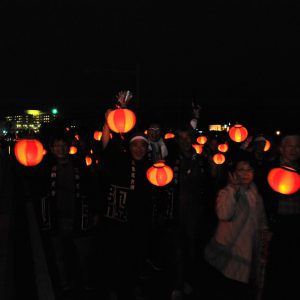 楽しい提灯行列の様子