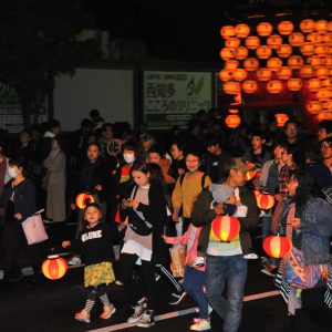 楽しい提灯行列の様子