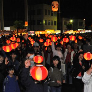 楽しい提灯行列の様子
