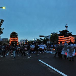 通りには、下半田地区の山車が4輛待ち構えてくれています。